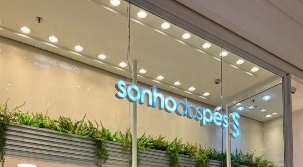 Vitrine da loja Sonho dos Pés, piso L1