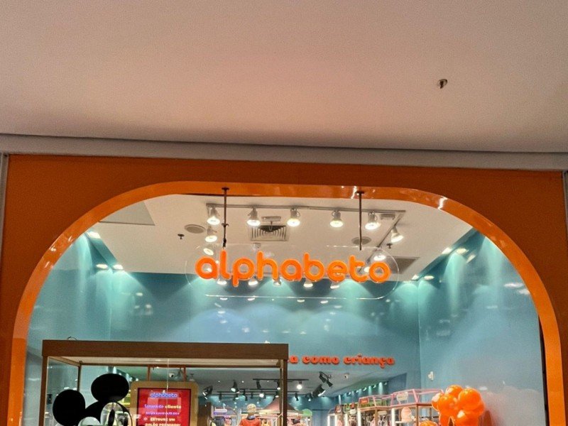 Vitrine da loja Alphabeto, piso L1