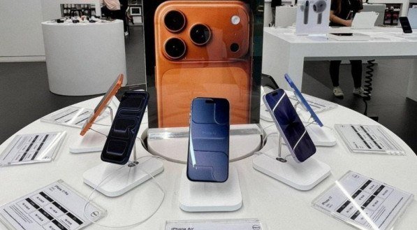 Novos iPhones em exposição na loja iPlace.