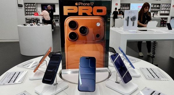Novos iPhones em exposi&ccedil;&atilde;o na loja iPlace.