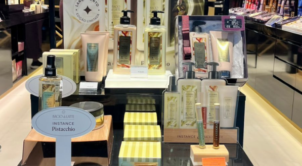 Bancada com produtos da coleção da Eudora com Bacio di Latte expostos.