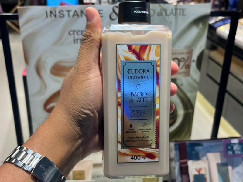 Mão masculina segurando o Creme Hidratante Desodorante Corporal de 400ml de Vanilla Caramel.