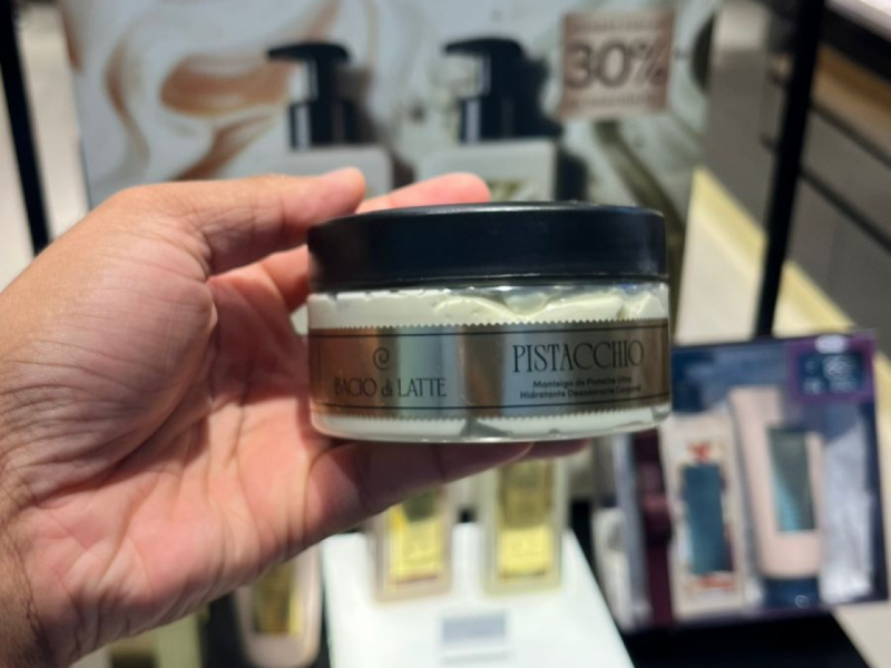 Mão masculina segurando a Manteiga Ultra Hidratante Corporal de 150ml de Pistaccio.