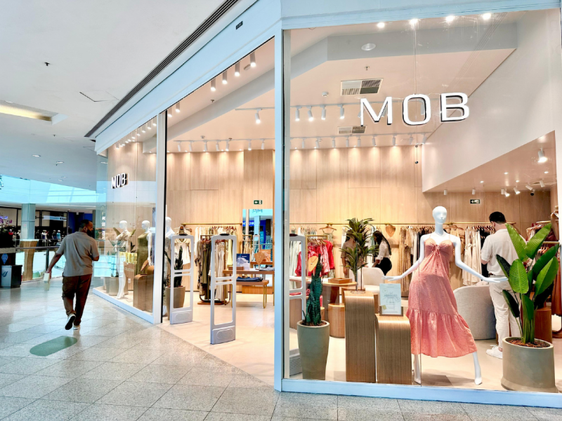 Fachada da loja MOB, de vestuário feminino.