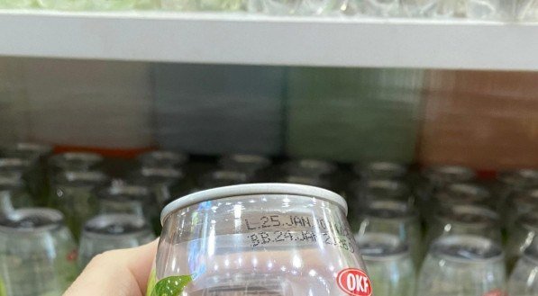 Água gaseificada e saborizada de morango, zero açúcar. 