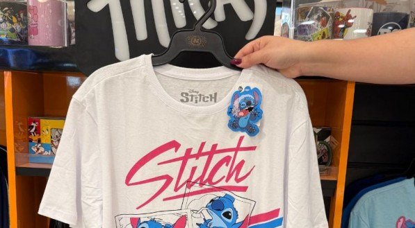 A Piticas tem canecas, velas e muuuuuitas opções de camisetas. 