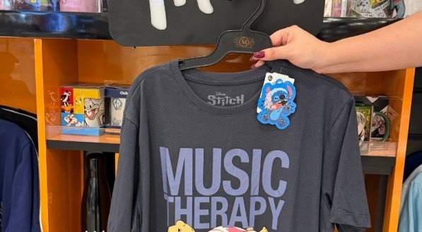 A Piticas tem canecas, velas e muuuuuitas opções de camisetas. 
