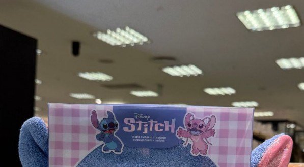A Renner possui uma linha para maquiagem exclusiva, além de camisas, papelaria e itens de cozinha.
