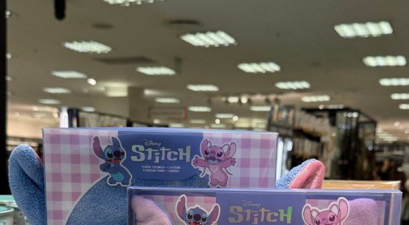 A Renner possui uma linha para maquiagem exclusiva, além de camisas, papelaria e itens de cozinha.