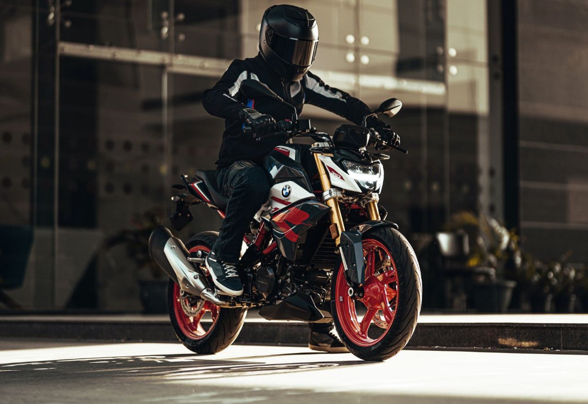 Conheça a BMW G310 R: a sua primeira BMW!