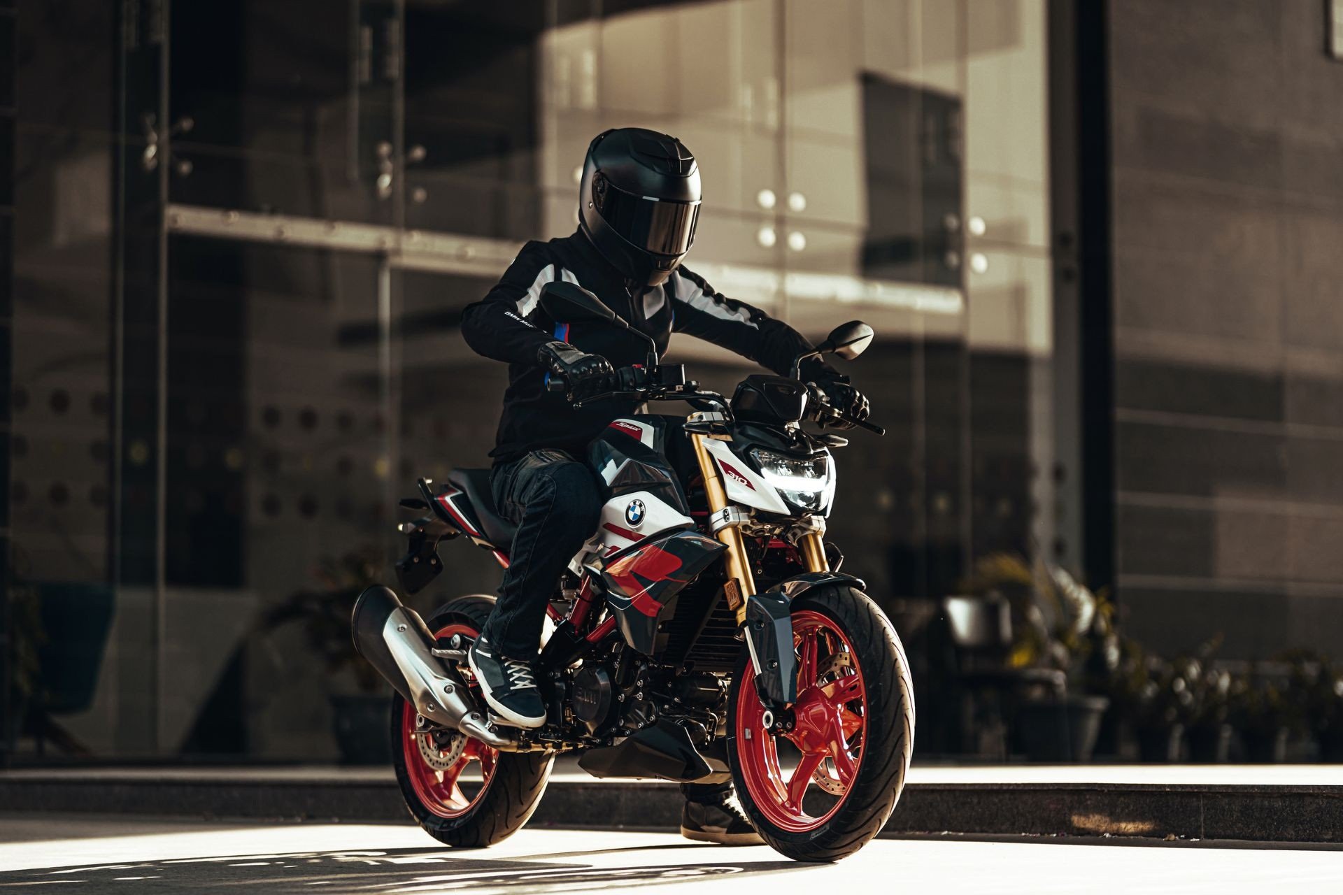 Conheça a BMW G310 R: a sua primeira BMW.