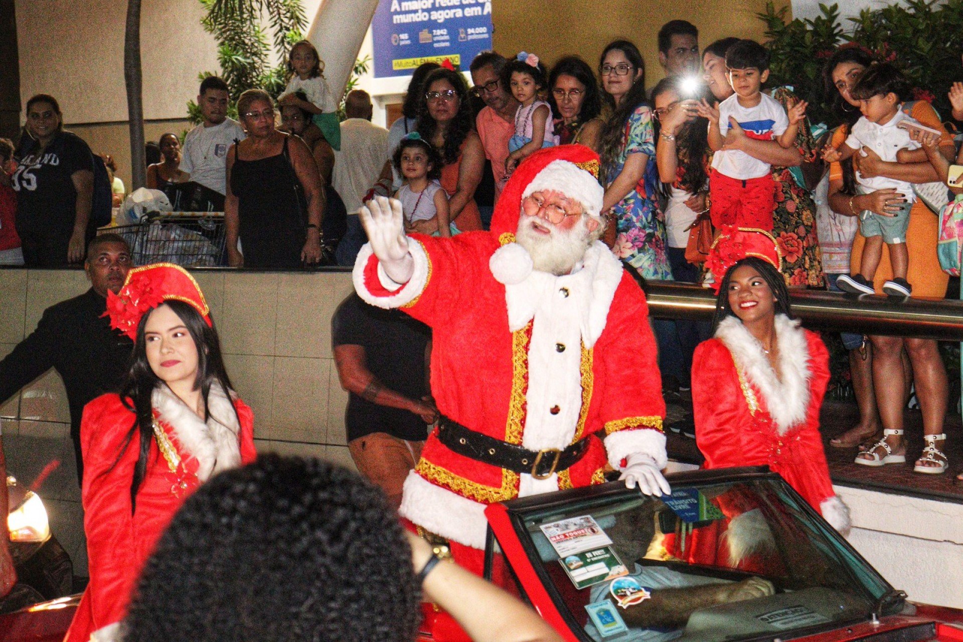 Papai Noel e Noeletes acenam para o público durante desfile natalino de 2024. Papai Noel e Noeletes acenam para o público durante desfile natalino de 2024.