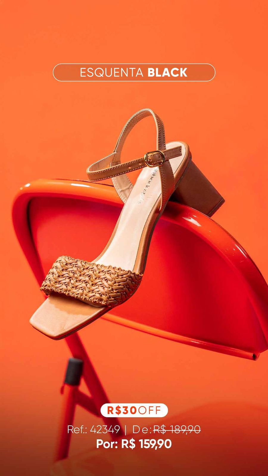Uma sandália de salto bloco bege com tira frontal trançada está apoiada sobre uma cadeira laranja. O fundo é totalmente laranja. No topo, há o texto "Esquenta Black", e na parte inferior, informações de referência, preço e desconto.