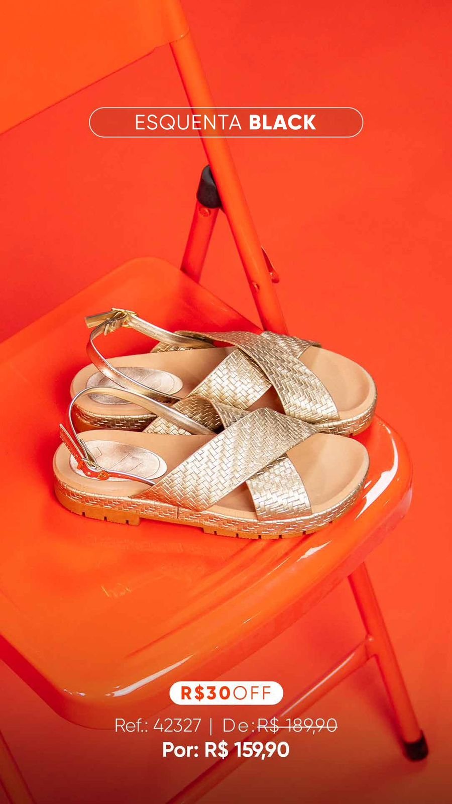 Um par de sandálias douradas com tiras largas trançadas está apoiado sobre uma cadeira de plástico laranja. O fundo é laranja intenso. No topo lê-se "Esquenta Black", e embaixo, informações de referência, preço e desconto.