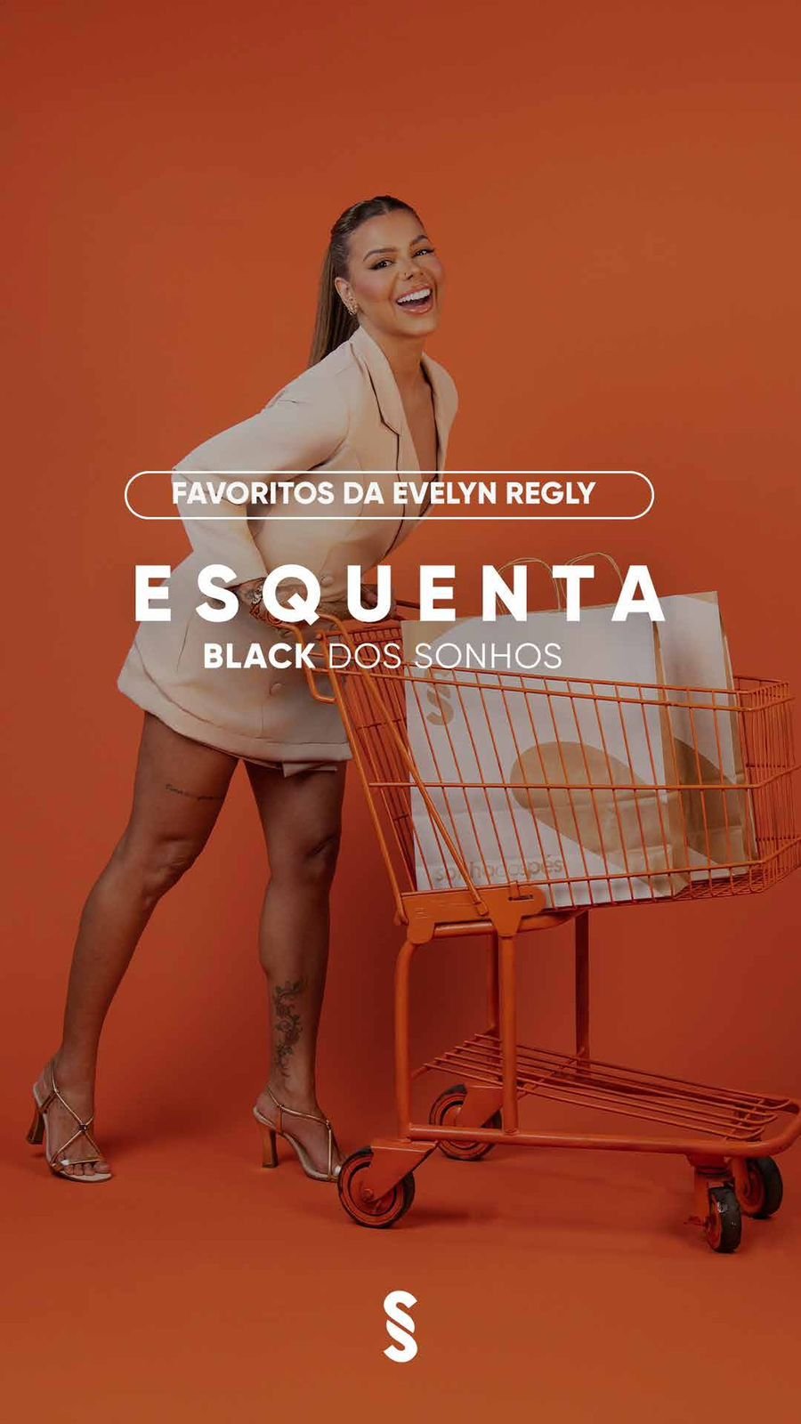 Uma mulher sorridente, de blazer bege e sandálias de salto douradas, posa empurrando um carrinho de compras laranja com sacolas da marca Sonho dos Pés. O fundo é completamente laranja. Na imagem há o texto "Favoritos da Evelyn Regly – Esquenta Black dos Sonhos.