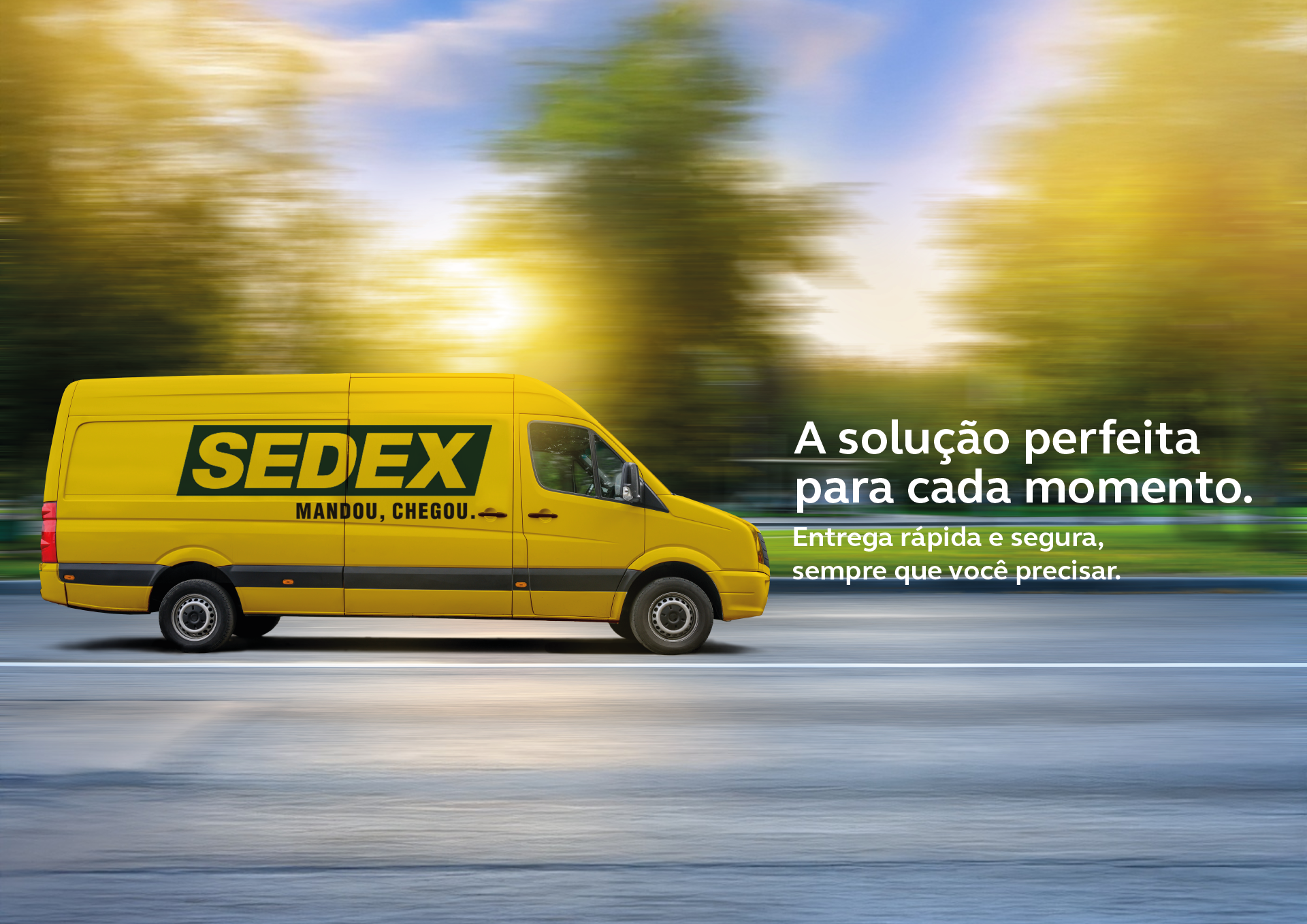 Van amarela dos Correios em paisagem com árvores borradas, mostrando que a van está em movimento. Texto da imagem: A solução perfeita para cada momento. Entrega rápida e segura, sempre que você precisar. 