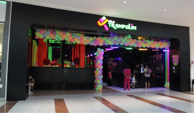 A imagem mostra a fachada do parque Vila Trampolim
