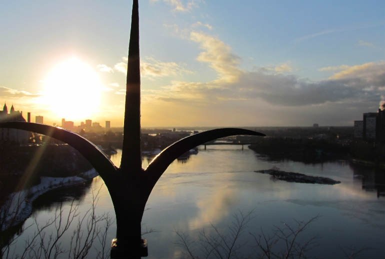 Ottawa convida visitantes a explorá-la a pé e de bike