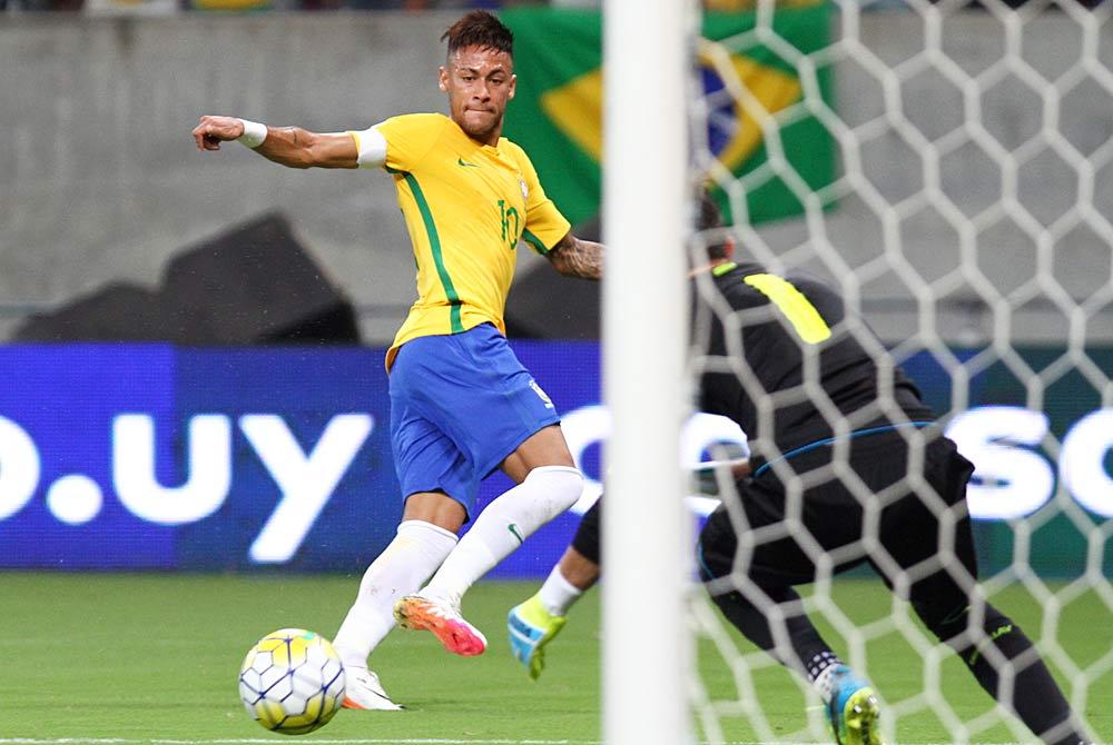 Neymar em jogo na Arena de Pernambuco contra o Uruguai em 2016