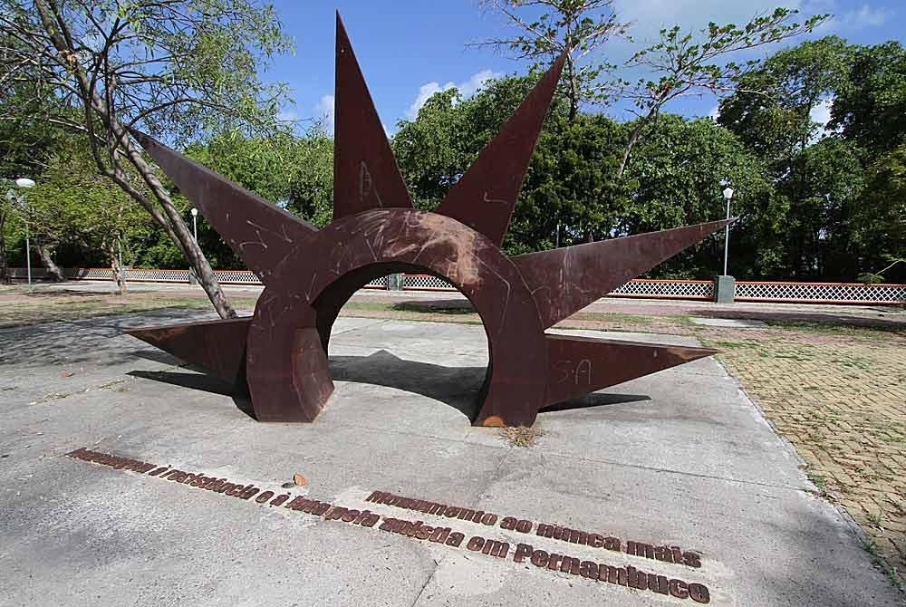 Cartões-postais do Centro do Recife estão entregues à própria sorte