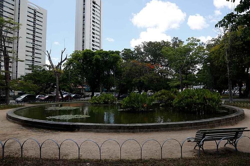 A Lei dos 12 bairros foi respons&aacute;vel pela cria&ccedil;&atilde;o da &Aacute;rea de Reestrutura&ccedil;&atilde;o Urbana - ARU - composta pelos bairros do Derby, Espinheiro, Gra&ccedil;as, Aflitos, Jaqueira, Parnamirim, Santana, Casa Forte, Po&ccedil;o da Panela, Monteiro, Apipucos e parte do bairro Tamarineira