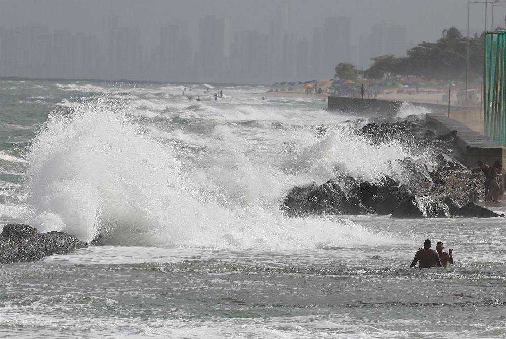  Marinha renova alerta para ventos de até 60 km/h, ressaca e ondas de 2,5 metros em Pernambuco e outros estados