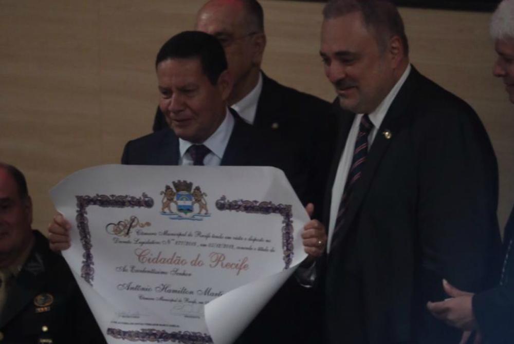 Em 2019, o vice-presidente recebeu o t&iacute;tulo de cidad&atilde;o do Recife na C&acirc;mara de Vereadores
