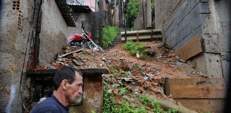Bombeiros resgatam mais um corpo em Petrópolis e número de mortos sobe para 29