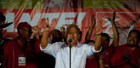Ex-guerrilheiro vence eleições em El Salvador, mas enfrenta direitista em segundo turno