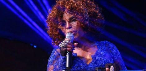 A cantora carioca de 77 anos fez um show emocionante, mesmo debilitada por conta de uma operação na coluna, para um bom público
