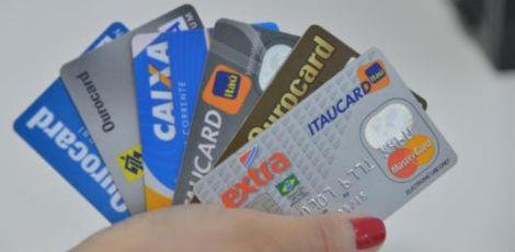 Juros de cartão de crédito sobem para 439,5% ao ano