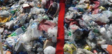 A Política Nacional de Resíduos Sólidos foi aprovada em 2010 e determina que todos os lixões do país deveriam ter sido fechados até 2 de agosto de 2014 