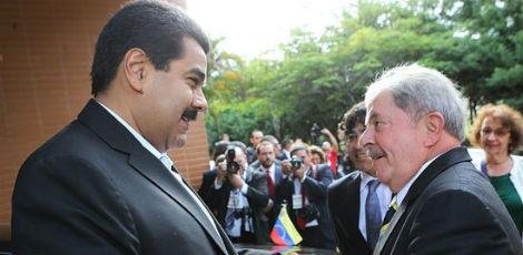 Lula e Maduro em encontro. Equipe do presidente eleito pretende voltar rela&ccedil;&otilde;es com a Venezuela?