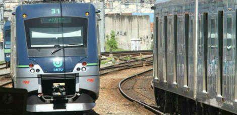 Um rapaz de 20 anos foi atropelado por um trem que fazia a Linha Centro do metr&ocirc; do Recife na manh&atilde; desta quarta-feira 