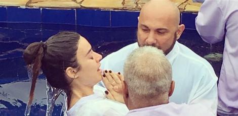 Atriz publicou em seu Instagram o seu batismo na Igreja Renascer