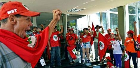 Representantes dos movimentos sociais protestam contra o presidente em exercício e reivindicam reforma agrária e políticas públicas mais sólidas para os trabalhadores do campo