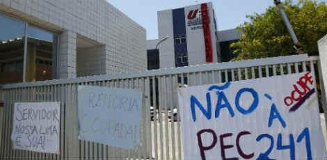 Alunos da UPE pressionam por melhorias