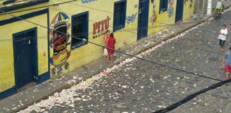 Ruas amanhecem repletas de ''santinhos'' no Recife e RMR