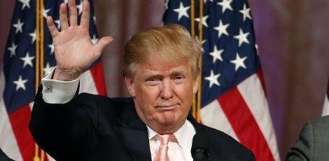 Diretor do FBI confirma investigação sobre laços entre Trump e Rússia