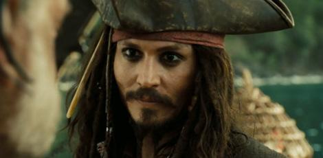 Ator estava vestido como o Capitão Jack Sparrow em um dos brinquedos