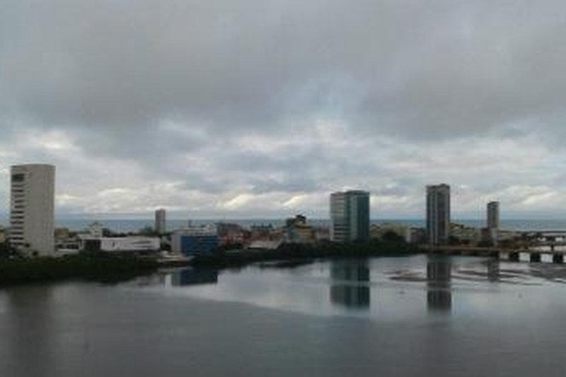Tempo fechado no Grande Recife