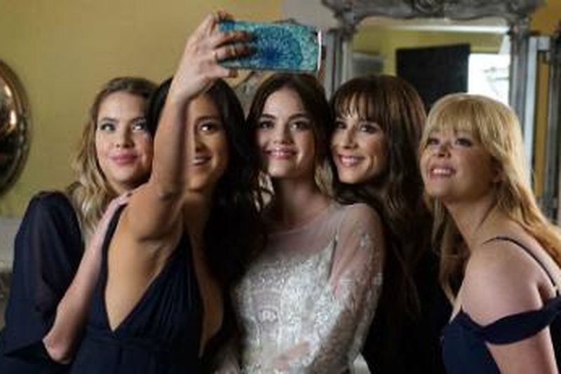 Após sete temporadas, final de Pretty Little Liars é marcado por muita emoção dentro e fora de cena