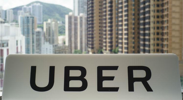 Justi&ccedil;a multa Uber em R$ 1 bilh&atilde;o e manda empresa registrar motoristas
