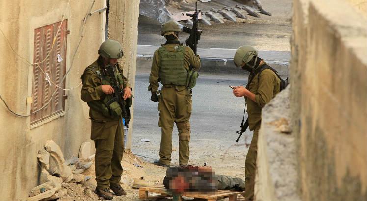 Um palestino foi morto e três outros ficaram feridos nesta sexta-feira na Faixa de Gaza, por tiros de soldados israelenses.