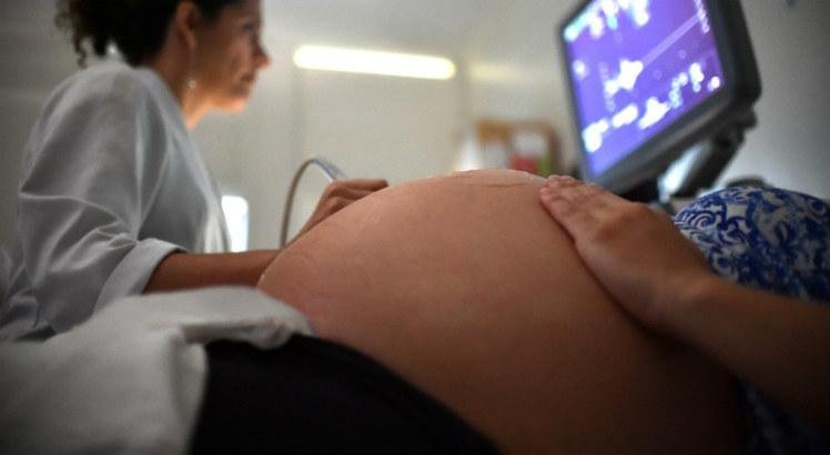 A proposta tamb&eacute;m exclui a possibilidade de aborto legal em caso de gravidez resultante de estupro