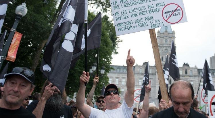 Policiais e manifestantes antirracistas se enfrentam em Quebec