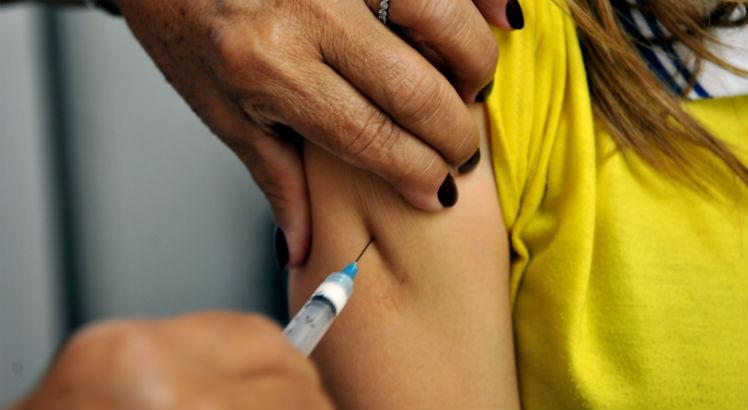 De acordo com a OMS, a cobertura vacinal contra o HPV entre 2019 e 2020 caiu de 20% para 15%. 