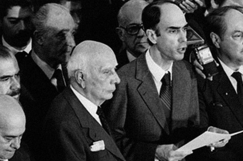 Marco Maciel discursando ao lado de Ulysses Guimar&atilde;es, Tancredo Neves e Jos&eacute; Sarney