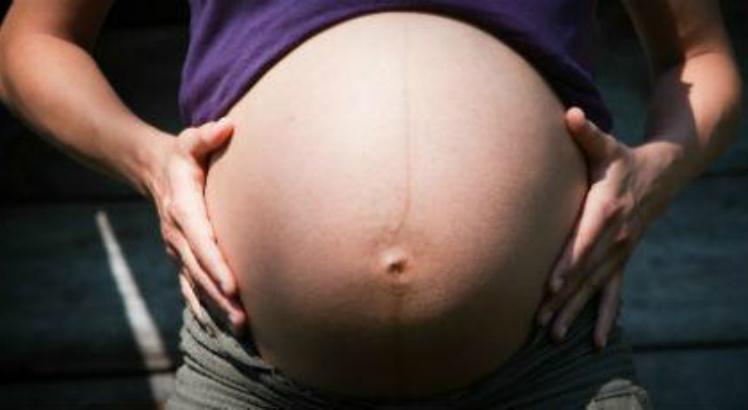 A vacinação durante a gravidez protege o feto através da transmissão, de mãe para filho, de altas concentrações de anticorpos.