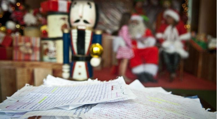 Crianças carentes de todo o Brasil escrevem para o papai Noel, no Natal